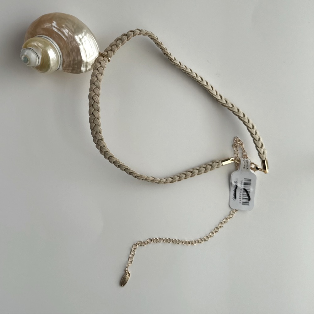 FREE PEOPLE x SERAFINA, SARA - Shell Choker in Neutral Ivory - Picture 9 of 11
